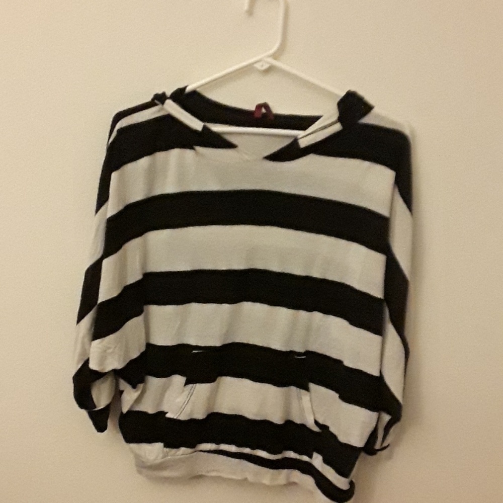 👀JUST IN 👀NWT. Shirt with hood!